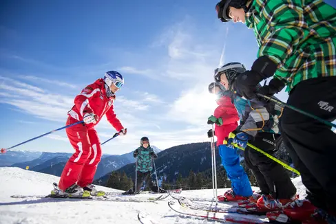 Scade il 28 febbraio il termine per iscriversi come assistente di scuola di sci o snowboard. (Foto: IDM/Alex Filz)
