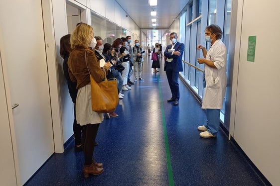 Primar Marc Kaufmann gab einen Überblick über die wichtigsten Daten zur neuen Landesintensivstation in der neuen Klinik in Bozen. (Foto: LPA/Karin Leiter)