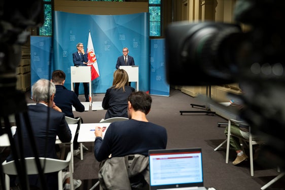 Das Programm für den öffentlichen Hochbau 2025–2027 umfasst bedeutende Investitionen – mehr als 354 Millionen Euro für 112 Bauvorhaben, betonte Landesrat Christian Bianchi (rechts) bei der gemeinsamen Pressekonferenz mit Landeshauptmann Arno Kompatscher im Anschluss an die Sitzung der Landesregierung. (Foto: LPA/Fabio Brucculeri)