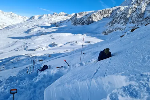 Personale del Servizio prevenzione valanghe durante le analisi del manto nevoso sul versante nord della Val Senales, a 3000 metri di altitudine, il 7 dicembre 2022. (Foto: ASP/Ufficio provinciale meteorologia prevenzione valanghe dell'Agenzia per la Protezione civile)