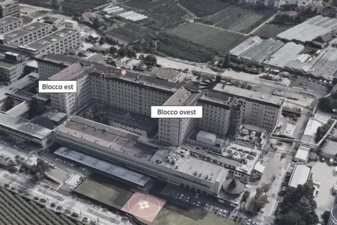 Uno dei progetti inclusi nel programma d'investimenti riguarda la ristrutturazione e riconversione delle due “torri” dell'ospedale di Bolzano (Foto: ASP/ Google Maps)