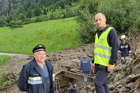 Intervento: il vice direttore dell'Ufficio Bacini montani Est Philipp Walder (dx) con il comandante dei vigili del fuoco volontari della val Ridanna Thomas Klotz (sx) questa mattina a Mareta di Racines in sopralluogo su un affluente del Rio Mareta (Foto: Agenzia per la Protezione civile/Ufficio bacini montani Nord)
