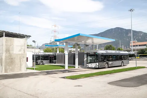 Die Wasserstofftankstelle in der Giuseppe di Vittorio-Straße in Bozen. (Foto: LPA/Armin Huber)