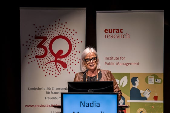 Die Vizepräsidentin des Landesbeirats für Chancengleichheit Nadia Mazzardis hob die Bedeutung des Netzwerks der Frauen hervor und ermutigte die gewählten Frauen dazu, Platz für weitere Frauen zu machen, damit eine wirkliche gleichberechtigte Vertretung in der Politik leichter erreicht werden könne. (Foto: LPA/Lukas Auer)