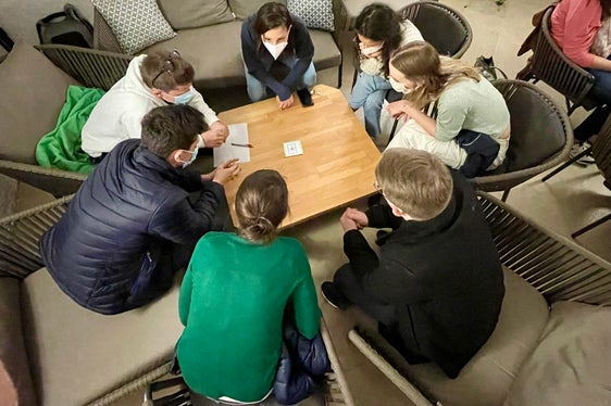 Die Arbeit in Kleingruppen (Foto: LPA/Deutsche Bildungsdirektion)