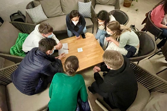 Die Arbeit in Kleingruppen (Foto: LPA/Deutsche Bildungsdirektion)