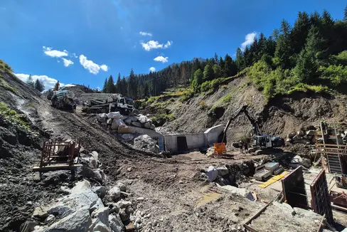 L'Ufficio Sistemazione bacini montani est ha costruito sette briglie di consolidamento con il primo lotto di costruzione nel rio Stolla, sei con il secondo. Gli operai sono al lavoro per l'erezione della tredicesima briglia, mentre altre cinque seguiranno con il terzo lotto di costruzione. (Foto: USP/Ufficio Sistemazione bacini montani est/Michael Baumgartner)