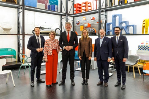 Im Mittelpunkt der Gespräche stand die gemeinsame Verantwortung für die Förderung der deutschen Sprache und der kulturellen Vielfalt im deutschsprachigen Raum, vor allem im digitalen Umfeld. Im Bild von links: Philipp Achammer, Carine Bachmann, Wolfram Weimer, Sabine Monauni, Sepp Schellhorn, Eric Thill (Foto: BKM/Photothek)