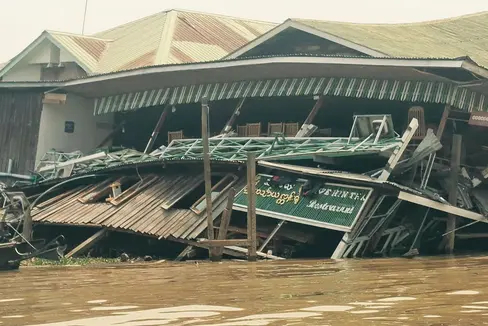 Das Erdbeben Ende März in Myanmar hat viel Todesopfer und Verletzte gefordert, auch viele Gebäude und Infrastrukturen wurden zerstört. Das Land Südtirol unterstützt über vor Ort tätige Südtiroler Organisationen mit 50.000 Euro ein Notstandsprojekt. (Foto: Caritas italiana/KMSS)