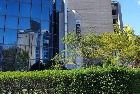 Der Tag der offenen Tür von RAS und ORF Südtirol heute am 10. Mai bietet die Gelegenheit, einen Blick hinter die Kulissen zu werfen. Der gemeinsame Sitz befindet sich in der Siemensstraße 19 in Bozen. (Foto: RAS)