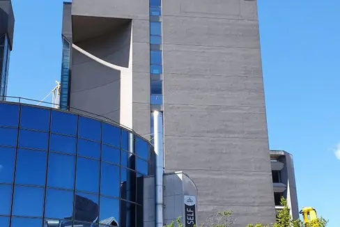 Der Tag der offenen Tür von RAS und ORF Südtirol heute am 10. Mai bietet die Gelegenheit, einen Blick hinter die Kulissen zu werfen. Der gemeinsame Sitz befindet sich in der Siemensstraße 19 in Bozen. (Foto: RAS)