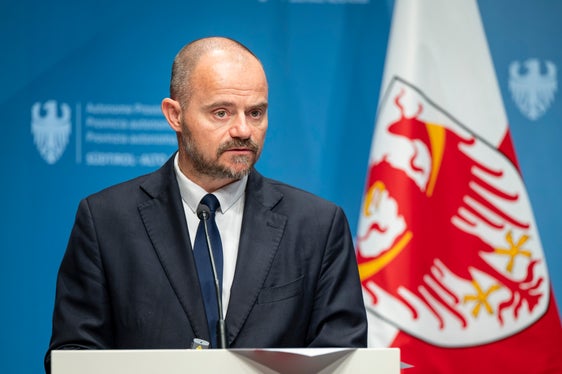 Il direttore del Dipartimento Opere pubbliche della Provincia di Bolzano Daniel Bedin ha illustrato gli interventi previsti dal progetto per la riqualificazione dell'ippodromo di Merano, il cui impianto storico richiede una particolare tutela dal punto di vista monumentale. (Foto: USP/Fabio Brucculeri)