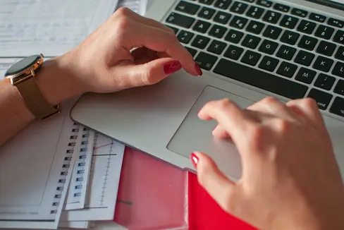 Für die Abteilung Informationstechnik und die Vergabeagentur sucht die Personalabteilung des Landes drei DV-Techniker oder DV-Technikerinnen. Um Wettbewerbsteilnahme kann man sich bis 14. April bewerben. (Foto: Unsplash)