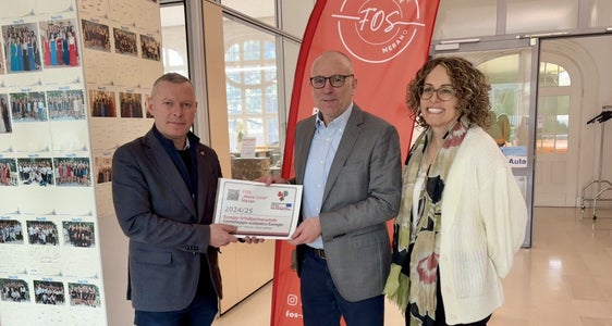 Die Fachoberschule für Tourismus und Biotechnologie FOS Marie Curie wird auch in den kommenden Jahren die Euregio-Schulpartnerschaft mit der HAK Wörgl und dem Istituto Tecnico Economico Tambosi in Trient pflegen. Im Bild Euregio-Generalsekretär Christoph von Ach mit FOS-Direktor Markus Dapunt und Lehrkraft Barbara Pircher. (Foto: Euregio)