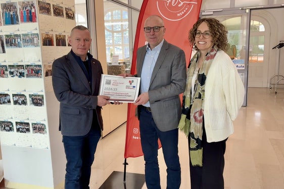 Il segretario generale dell'Euregio, Christoph von Ach (a sinistra), consegna la targa al direttore dell'Istituto secondario per il turismo e le biotecnologie, con opzione provinciale alimentazione e sport, Marie Curie di Merano, Markus Dapunt, a destra l'insegnante Barbara Pircher. (Foto: Euregio)