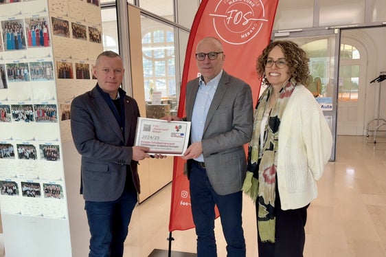 Il segretario generale dell'Euregio, Christoph von Ach (a sinistra), consegna la targa al direttore dell'Istituto secondario per il turismo e le biotecnologie, con opzione provinciale alimentazione e sport, Marie Curie di Merano, Markus Dapunt, a destra l'insegnante Barbara Pircher. (Foto: Euregio)