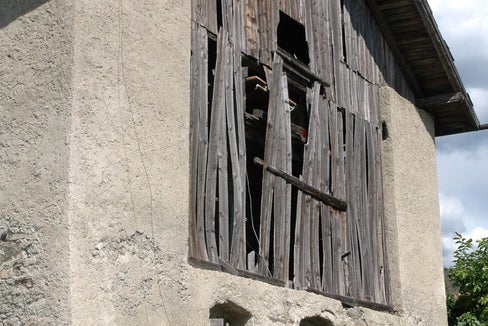 Il fienile della canonica nel Comune di Tirolo tornerà nuovamente sotto il vincolo di tutela storico-artistica. (Foto: Soprintendenza provinciale ai beni culturali).