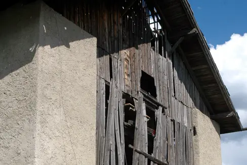 Il fienile della canonica nel Comune di Tirolo tornerà nuovamente sotto il vincolo di tutela storico-artistica. (Foto: Soprintendenza provinciale ai beni culturali).