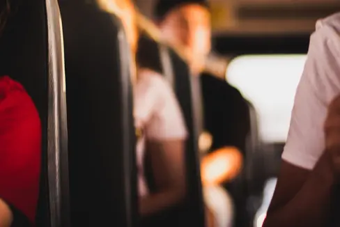 Für Schülerinnen und Schüler, die ihren Weg zur Schule nicht per Liniendienst zurücklegen können, richtet das Land Sonderdienste ein. Ab 2023/24 gelten neue Richtlinien. (Foto: Unsplash)