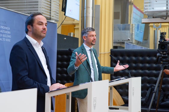 La scuola ladina punta ad aumentare ulteriormente la propria visibilità e rafforzare lingua e tradizioni, ha spiegato (a destra) l'assessore all'Istruzione e cultura ladina Daniel Alfreider (Foto: ASP/Greta Stuefer)