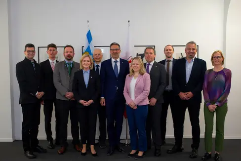 Landeshauptmann Arno Kompatscher (Mitte) mit der Delegation der jungen Führungskräfte der Bayerischen Staatskanzlei, Generaldirektor Alexander Steiner (2.v.r.), Amtsdirektor Günter Sölva (1.v.l.) und der Leiterin der Führungskräfteentwicklung Margit Laimer (1.v.r.). (Foto: LPA/Fabio Brucculeri)