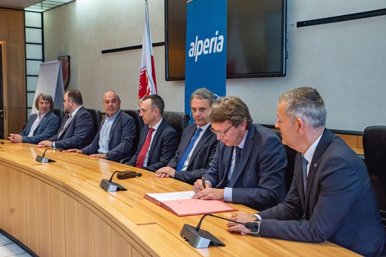 Für Alperia unterzeichneten Mario Trogni, Ceo von Alperia Greenpower (2.v.r.) und Alessandro Randon, Ceo von Alperia Smart Services (4.v.r.) das Abkommen zur Bereitstellung unentgeltlicher Energie mit dem Land Südtirol. (Foto: LPA/Greta Stuefer)