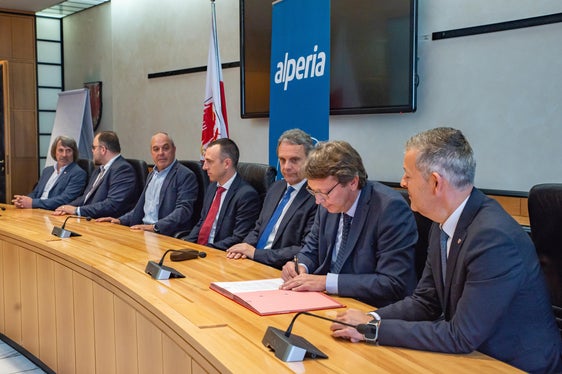 Für Alperia unterzeichneten Mario Trogni, Ceo von Alperia Greenpower (2.v.r.) und Alessandro Randon, Ceo von Alperia Smart Services (4.v.r.) das Abkommen zur Bereitstellung unentgeltlicher Energie mit dem Land Südtirol. (Foto: LPA/Greta Stuefer)