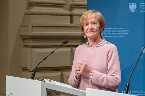 Die Präsidentin der Silvius Magnago Stiftung, Martha Stocker, berichtete, dass die Idee für den Wettbewerb im Gespräch mit jungen Menschen über Silvius Magnago und sein Ringen um das Autonomie-Paket entstanden sei. (Foto: LPA/Greta Stuefer)