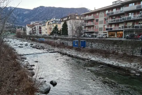 Durante gli interventi, che verranno ultimati a maggio, via Manzoni a Merano sarà chiusa alla circolazione nel tratto che va dal Ponte del Teatro al ponte pedonale in via Otto Huber (Foto: ASP/Ufficio bacini montani Ovest)