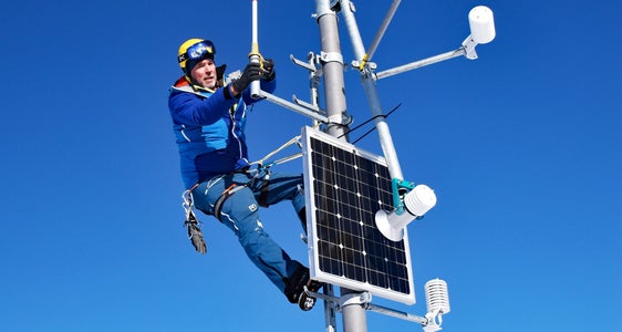 Aufstellung der Wetterstation am Kitzbüheler Horn, Tirol (Foto: Land Tirol/Pölzl)