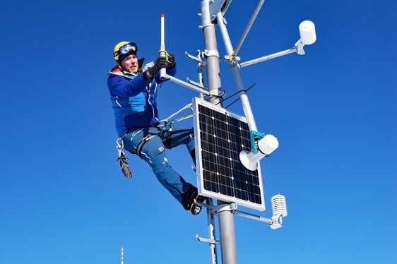 Installazione della stazione meteorologica sul Kitzbüheler Horn, in Tirolo (Foto: Land Tirol/Pölzl)