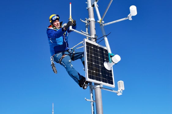 Installazione della stazione meteorologica sul Kitzbüheler Horn, in Tirolo (Foto: Land Tirol/Pölzl)