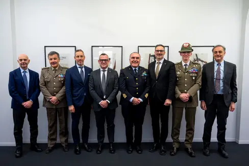 Zufrieden nach den beiden Unterschriften (von links): Gemeindereferent Nerio Zaccaria (Meran), Oberst Pasqualino Iannotti, Bürgermeister Dario Dal Medico, Landesrat Christian Bianchi, General Giancarlo Gambardella, Landeshauptmann Arno Kompatscher, Divisionsgeneral Michele Risi und der Regionaldirektor der Agentur für Staatsgüter Marcello Bosica. (Foto: LPA/Fabio Brucculeri)