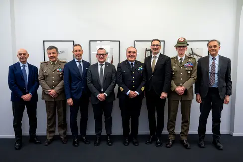 Zufrieden nach den beiden Unterschriften (von links): Gemeindereferent Nerio Zaccaria (Meran), Oberst Pasqualino Iannotti, Bürgermeister Dario Dal Medico, Landesrat Christian Bianchi, General Giancarlo Gambardella, Landeshauptmann Arno Kompatscher, Divisionsgeneral Michele Risi und der Regionaldirektor der Agentur für Staatsgüter Marcello Bosica. (Foto: LPA/Fabio Brucculeri)