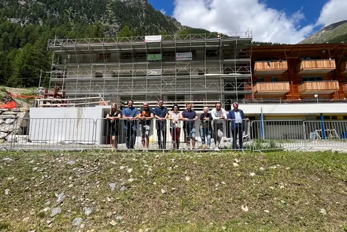 LR Philipp Achammer und geschäftsführende Direktorin vom Amt für Jugendarbeit, Helga Baumgartner, gemeinsam mit den Vertretern der Gemeinde Martell beim Lokalaugenschein auf der Baustelle des Selbstversorgerhauses für Jugendgruppen im Martelltal. (Foto: LPA/René Ploner)