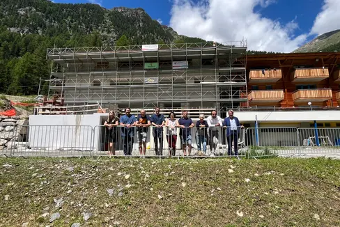 LR Philipp Achammer und geschäftsführende Direktorin vom Amt für Jugendarbeit, Helga Baumgartner, gemeinsam mit den Vertretern der Gemeinde Martell beim Lokalaugenschein auf der Baustelle des Selbstversorgerhauses für Jugendgruppen im Martelltal. (Foto: LPA/René Ploner)