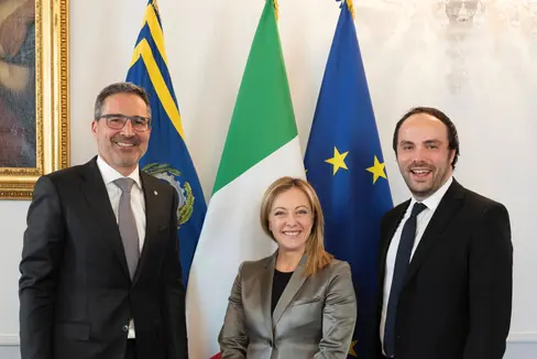Da sinistra il presidente della Provincia autonoma Arno Kompatscher, il presidente del Consiglio dei ministri Giorgia Meloni e l'Obmann della Südtiroler Volkspartei Philipp Achammer (Foto: governo.it)