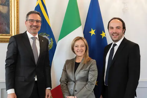 Da sinistra il presidente della Provincia autonoma Arno Kompatscher, il presidente del Consiglio dei ministri Giorgia Meloni e l'Obmann della Südtiroler Volkspartei Philipp Achammer (Foto: governo.it)
