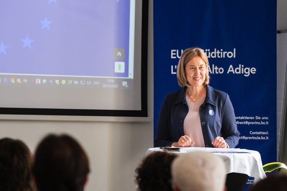 Das Europe-Direct-Team hat dieses Fest in unserem neu renovierten Sitz organisiert, erklärte Martha Gärber, die Direktorin der Abteilung Europa. Der Informationsdienst Europe Direct bemühe sich tagtäglich all das zu kommunizieren, was Europa auch in Südtirol bewirkt. (Foto: LPA/Greta Stuefer)