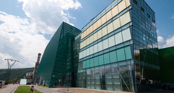 Die Landesregierung will autonome Spielräume im Energiebereich noch weiter ausbauen und bestmöglich nutzen. Chancen dazu sieht sie derzeit vor allem bei Fernwärme aus erneuerbaren Quellen. Im Bild der Bozner Müllverbrennungsofen, der Teile der Stadt mit Fernwärme versorgt. (Foto: LPA)