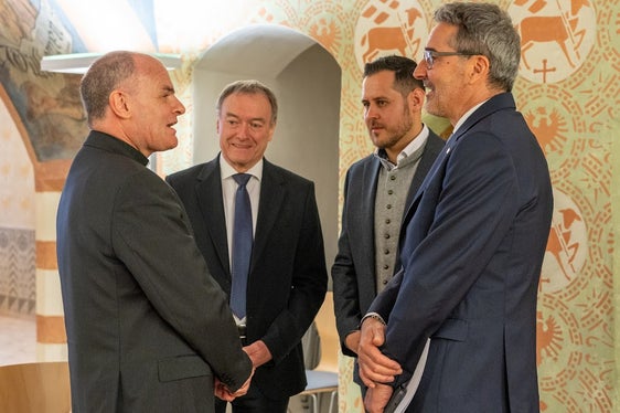 La gente percepisce che si tratta di un simbolo. E se lo percepisce, Sabiona ha un futuro, anche in tempi di cambiamenti, sconvolgimenti, distruzioni e nuovi inizi, ha dichiarato il vescovo diocesano Ivo Muser. Sabiona è stata la prima sede episcopale della Diocesi. Questo luogo manterrà il suo carisma solo se rimarrà un luogo spirituale, ha detto il vescovo, nella foto a colloquio con Walter Baumgartner, il sindaco di Chiusa Peter Gasser e il presidente della Provincia Arno Kompatscher. (Foto: ASP/Konrad Faltner)