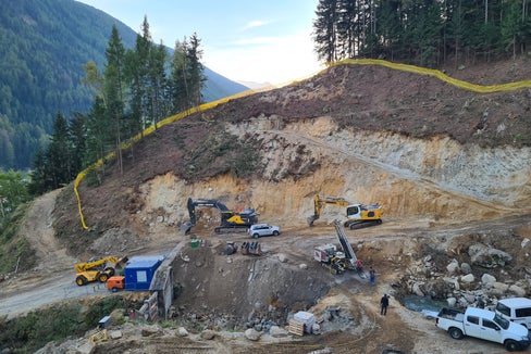 Der Bautrupp mit Vorarbeiter Hubert Brugger hat Ende September mit den Aushubarbeiten für den Bau des Rückhaltebeckens im Keilbach begonnen und wird sie voraussichtlich Ende kommenden Jahres fertigstellen. (Foto: LPA/Landesamt für Wildbach- und Lawinenverbauung Ost)