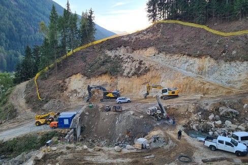 Der Bautrupp mit Vorarbeiter Hubert Brugger hat Ende September mit den Aushubarbeiten für den Bau des Rückhaltebeckens im Keilbach begonnen und wird sie voraussichtlich Ende kommenden Jahres fertigstellen. (Foto: LPA/Landesamt für Wildbach- und Lawinenverbauung Ost)