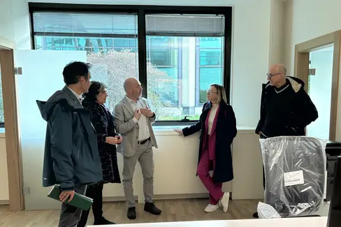 Sopralluogo al nuovo Centro di mediazione lavoro di Gries-San Quirino in vista dell'apertura. Nella foto (da sinistra) Stefan Luther (direttore Servizio Mercato del lavoro), Francesca Malara (direttrice Ufficio Mediazione al lavoro), Giorgio De Vuono (coordinatore Centro di mediazione lavoro), Magdalena Amhof (assessora al Lavoro), Günther Burger (direttore Dipartimento Europa, Lavoro e Personale). Foto: USP/Anna Künig