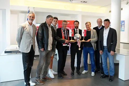 Haben heute (13. Juni) 3 große Euregio-Sportevents vorgestellt: Hannes Illmer (Organisationskomitee Golf Tirol Cup), Klaus Schuster (Präsident Südtiroler Fußballverband), Lukas Caria (Kapitän SVG Reichenau), Gernot Amoser (Obmann SVG Reichenau), Tirols Landeshauptmannstellvertreter Georg Dornauer, Josef Geisler (Präsident Tiroler Fußballverband), Heinrich Menardi (Präsident Tiroler Golfverband) und Reinhard Eberl (Vorstand Abteilung Sport, Land Tirol). (Foto: Land Tirol/Brandhuber)