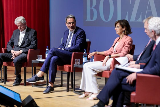 Da sinistra il sindaco di Bolzano Renzo Caramaschi, il presidente Kompatscher, la Ministra Cartabia, Marco Leonardi e il moderatore Zeno von Breitenberg (Foto: ASP/Tiberio Sorvillo)