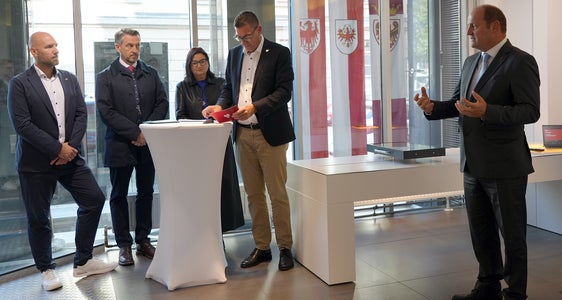 Tirols Landeshauptmannstellvertreter Josef Geisler (rechts) betonte bei der Eröffnungsfeier die zentrale Rolle der Gewässer. Im Bild mit (von links) Dozent Georg Neuhauser, Univ.-Prof. Kurt Scharr, Dekanin Brigitte Truschnegg und Euregio-Generalsekretär Matthias Fink. (Foto: Land Tirol/Sidon)