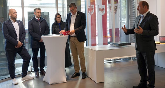 Il vicepresidente del Tirolo Josef Geisler (a destra) ha sottolineato, durante la cerimonia di inaugurazione, il ruolo centrale delle acque. Nella foto, insieme (da sinistra) al docente Georg Neuhauser, al prof. universitario Kurt Scharr, alla decana Brigitte Truschnegg e al segretario generale dell’Euregio Matthias Fink. (Foto: Land Tirol/Sidon)