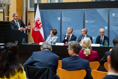 Landeshauptmann Arno Kompatscher (von links nach rechts) verwies bei der Eröffnung der Tagung Wahlen zwischen Recht und Politik - Österreich und Italien im Vergleich mit Anna Gamper (Universität Innsbruck/Staatsgerichtshof des Fürstentums Liechtenstein), Walter Obwexer (Vorsitzender des Senats der Universität Innsbruck und Dekan der rechtswissenschaftlichen Fakultät der Universität Innsbruck), Christian Ranacher (Abteilung Verfassungsdienst Land Tirol) und Günther Pallaver (Universität Innsbruck/EURAC Research) auf die Wichtigkeit der Vertretung von Minderheiten. (Foto: LPA/Fabio Brucculeri)