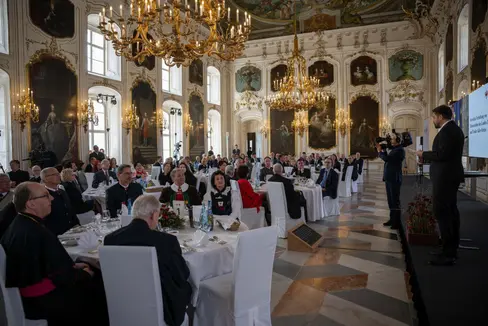 La cerimonia di consegna delle onorificenze nella Riesensaal della Hofburg di Innsbruck nel 2023. In quell'occasione gli altoatesini premiati furono Sabine Eccel, Josef Fauster e Hubert Messner. (Foto: Land Tirol/Liebl)